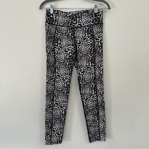 Betsey Johnson Performance Snow Leopard Cropped Leggings Tights Women’s Medium - Picture 1 of 9